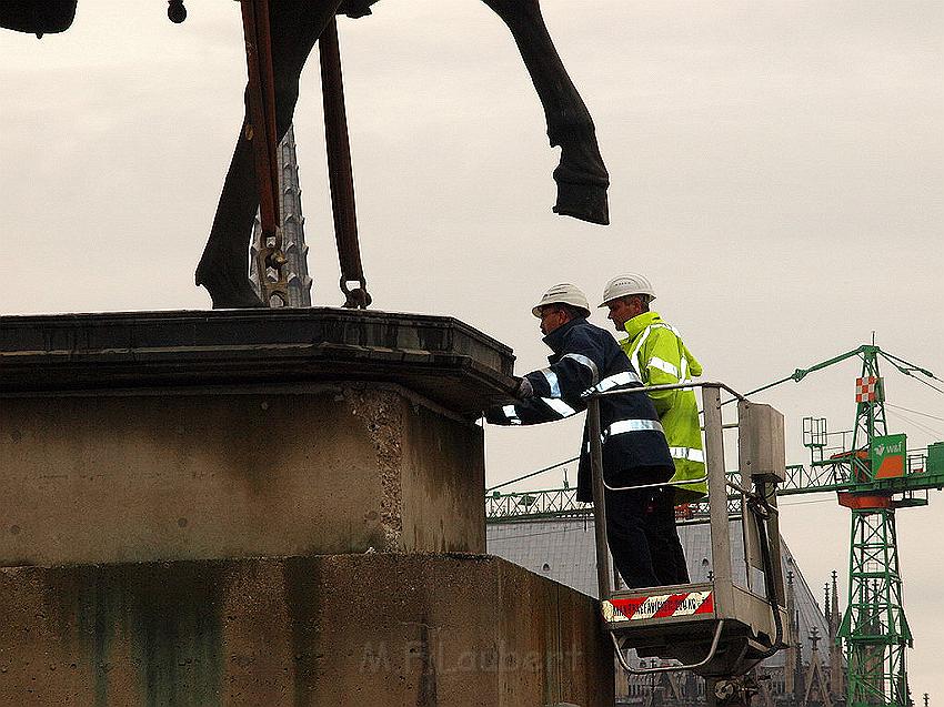 Reiterdenkmal kehrt zurueck auf dem Heumarkt P77.JPG